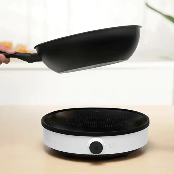 اجاق القایی شیائومی نسخه لایت | Mi Induction Cooker Lite با طراحی مدرن، تنظیم 9 سطحی دما و توان 2100 وات، انتخابی مناسب برای پخت و پز سریع و ایمن است.