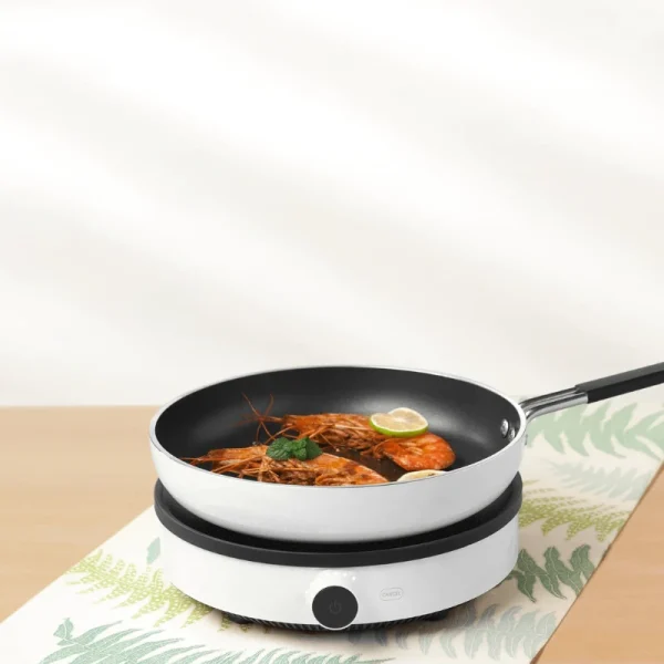 اجاق القایی شیائومی نسخه لایت | Mi Induction Cooker Lite با طراحی مدرن، تنظیم 9 سطحی دما و توان 2100 وات، انتخابی مناسب برای پخت و پز سریع و ایمن است.